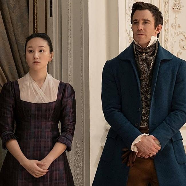 Sophie, vestida de sirvienta, en la mansión Bridgerton.