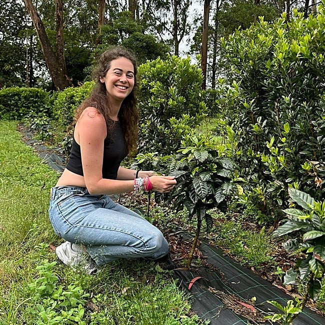 Eira Scheper en una finca cafetera.