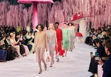 Así ha sido la colección de Alta Costura de Chanel: fantasía al estilo de Alicia en el País de las Maravillas e inspiración aviar por la libertad