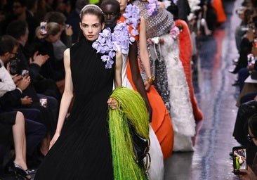 Así ha sido el desfile Christian Dior bajo la dirección creativa de Jonathan Anderson: del diálogo entre la materia y la creatividad a la delicadeza floral
