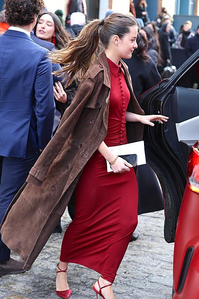 Olimpia Báez con un vestido rojo y gabardina de ante.