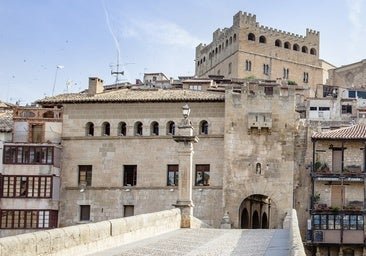 Por qué te sorprenderá este pueblo de Teruel: un puente para entrar al casco viejo y su conexión con Maria Callas
