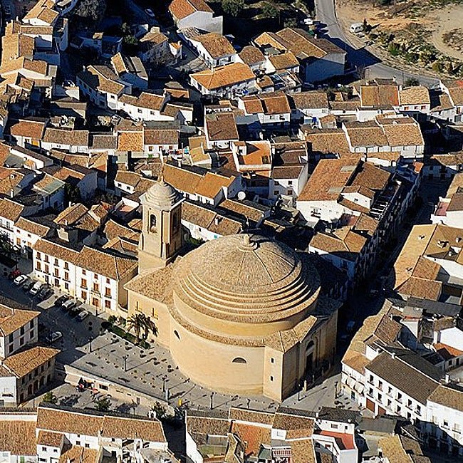 Una imagen aérea de Montefrío con la Redonda en primer plano.