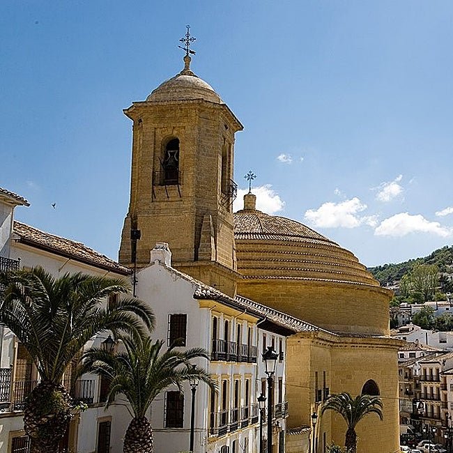 La iglesia de la Encarnación pone color a la blancura de Montefrío.