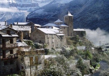 El pueblo del Pirineo aragonés para visitar en otoño: parece de cuento y tiene rutas de senderismo para toda la familia
