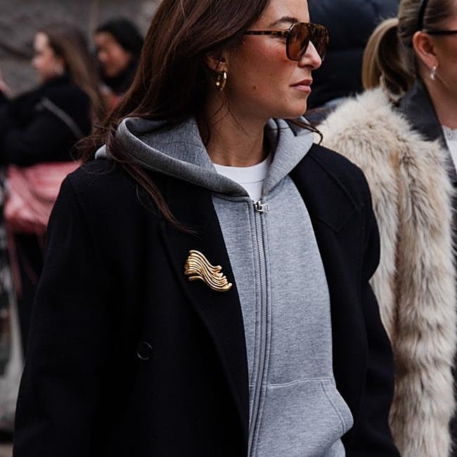 Mujer con broche en el abrigo