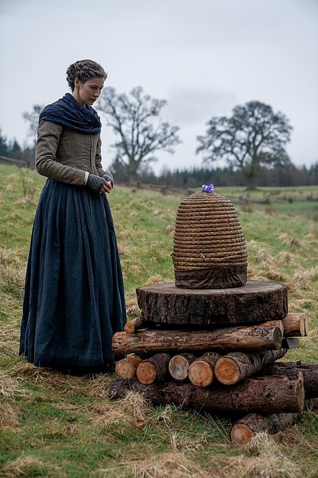 Caítriona Balfe como Claire Fraser en una imagen de la octava temporada de Outlander.