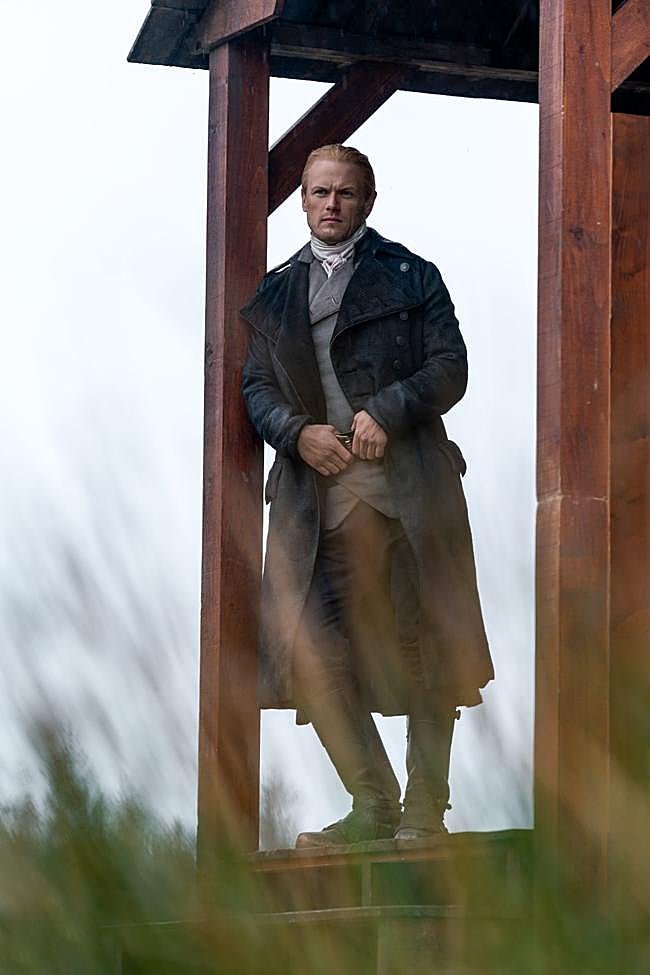 Sam Heughan en una imagen de la octava temporada de Outlander.