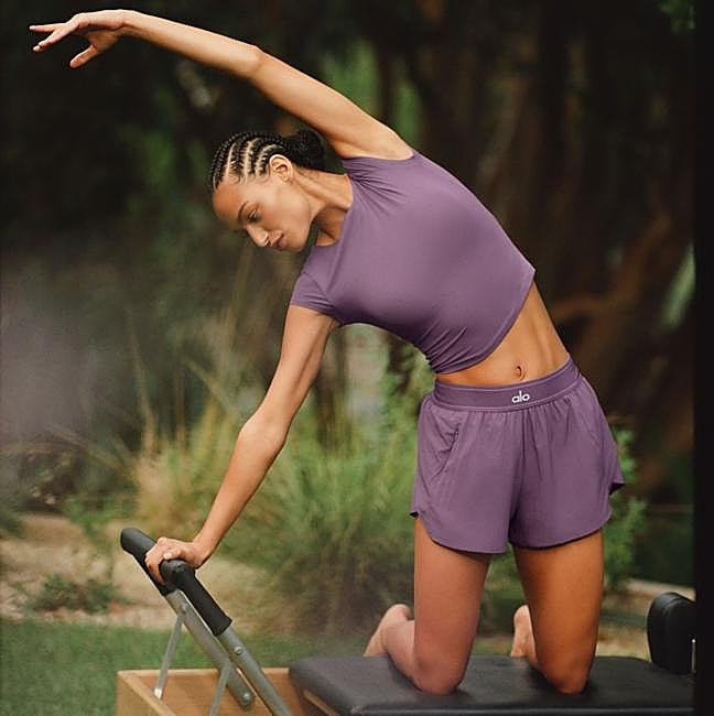 Mujer haciendo ejercicio sobre maquina.