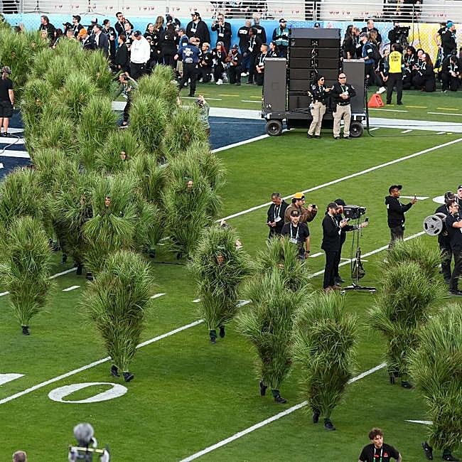 Los arbustos humanos del concierto de Bad Bunny en el halftime de la Super Bowl.
