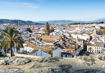 Esta es la ciudad blanca más bonita de Andalucía: la alcazaba, mil y una iglesias y el paisaje mágico del Torcal