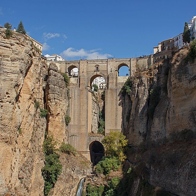 El magnífico puente Nuevo, emblema de esta ciudad malagueña.