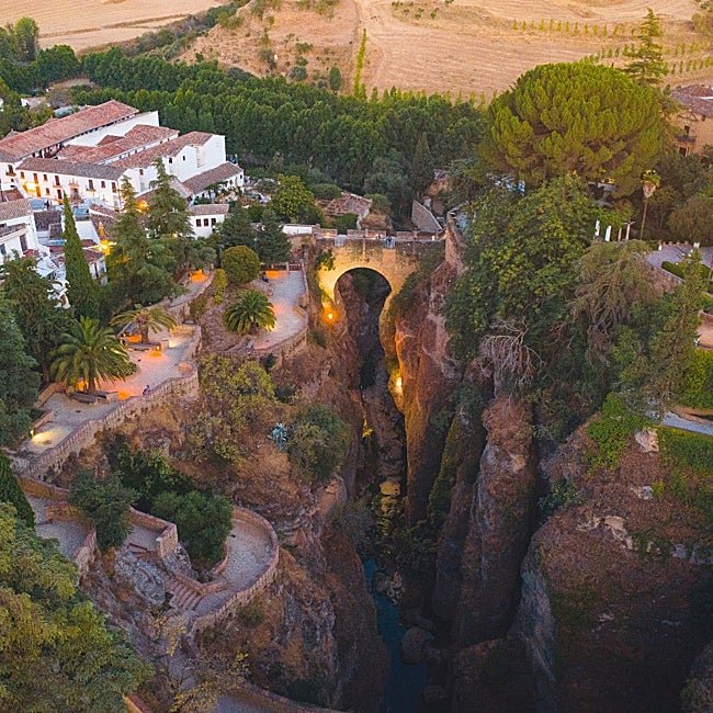 El puente Viejo sobre el Tajo y los jardines de la Casa del Rey Moro asomando a la derecha.