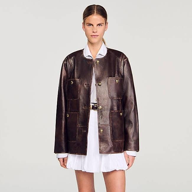 Cazadora de cuero marrón con botones dorados de Sandro, 347,50 euros.