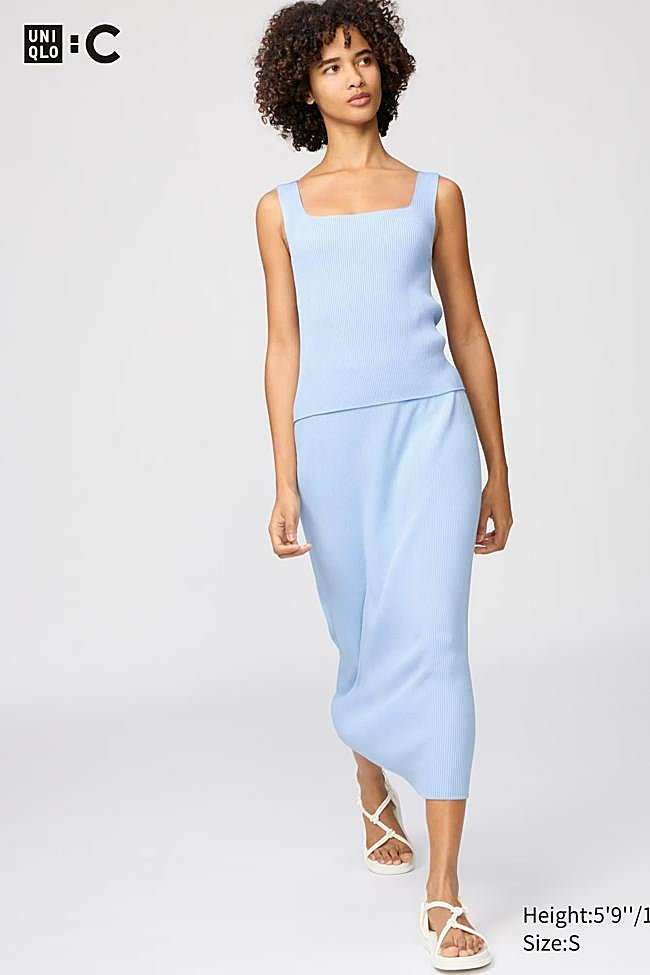 Falda midi en color azul de Uniqlo.