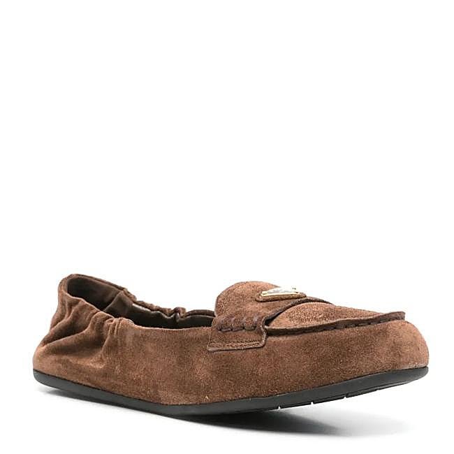 Mocasín chocolate de silueta suave de Prada, 790 euros.