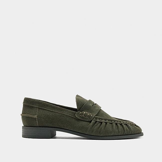 Mocasín verde con pespuntes de Parfois, 32,99 euros.