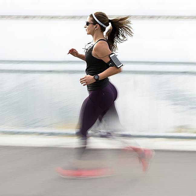 Mujer haciendo cardio al aire libre.