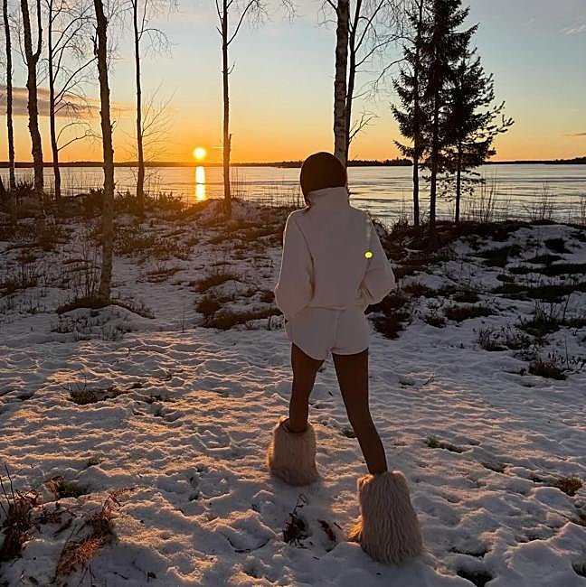 Mujer caminando al aire libre.