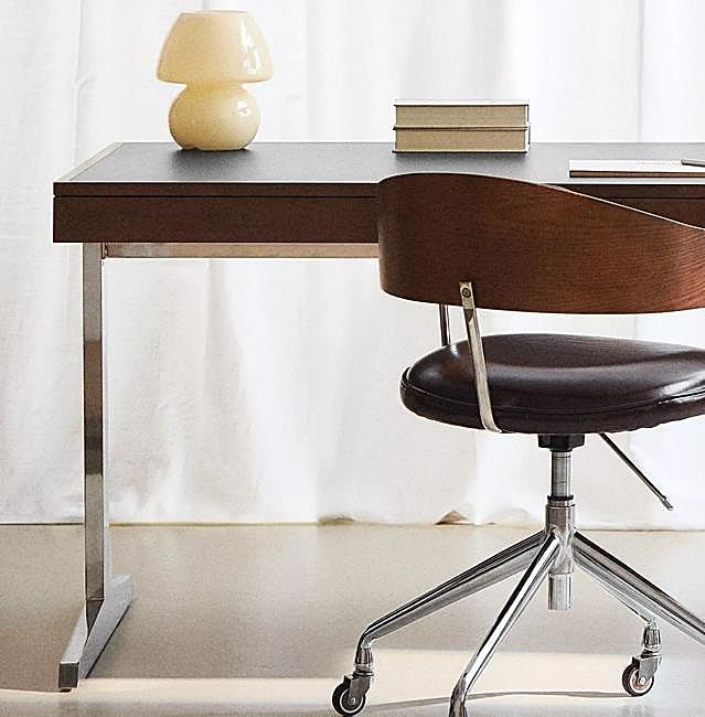 Escritorio (849 euros) y silla a juego (329 euros) de Zara Home.