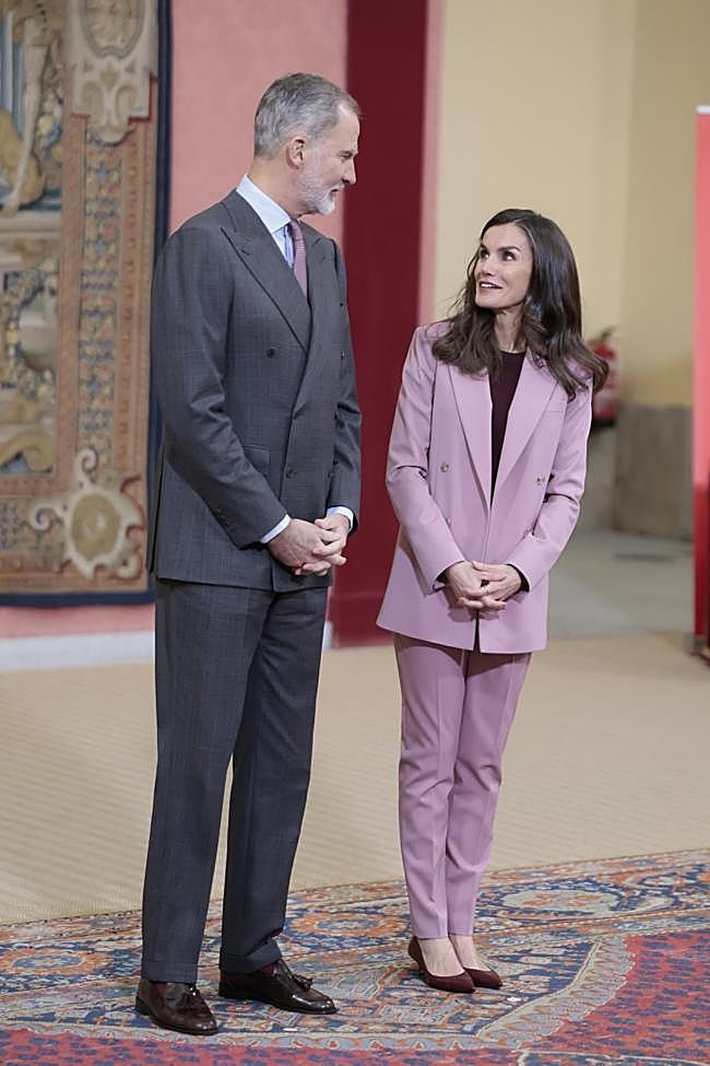 La reina Letizia con traje rosa de Hugo Boss