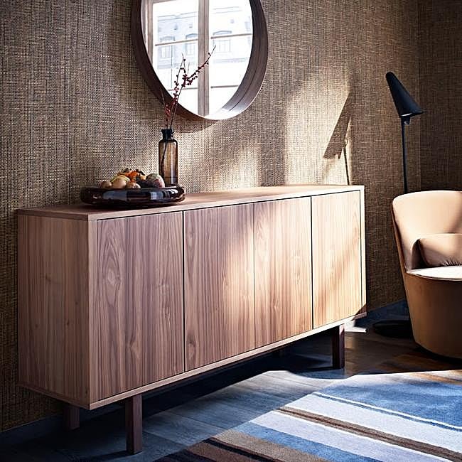 Aparador Stockholm de IKEA en chapa de nogal.