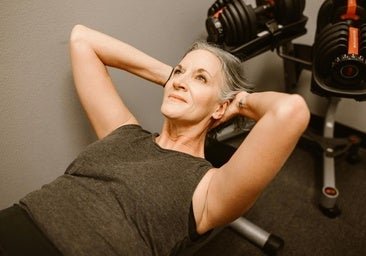 Transporte de maleta, el sencillo ejercicio de fuerza que te hará trabajar por el core y la longevidad a los 50