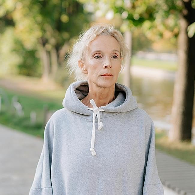 Mujer caminando para aliviar el dolor de espalda.