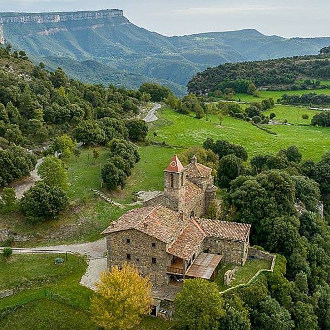 La iglesia románica de Sant Joan de Fàbregues preside el paisaje de Rupit.