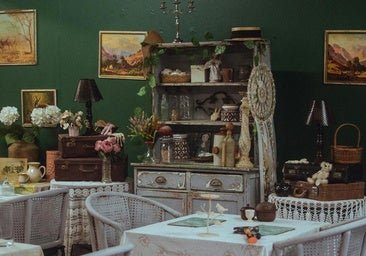 Las joyas deco del mercadillo de antigüedades de Navacerrada, el mejor rastro de muebles de segunda mano de Madrid