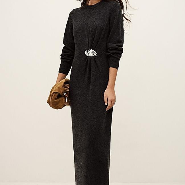 Vestido de punto gris oscuro con detalle joya de ba&sh, 199,50 euros.