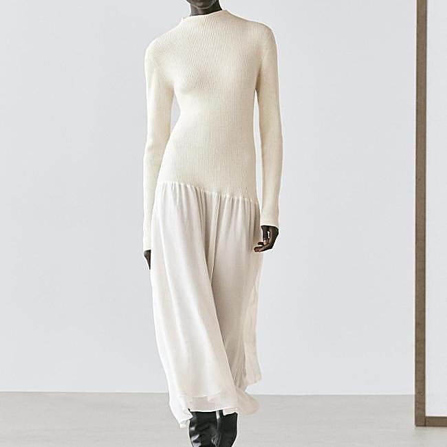 Vestido crudo de punto con falda fluida de Massimo Dutti, 89,95 euros.