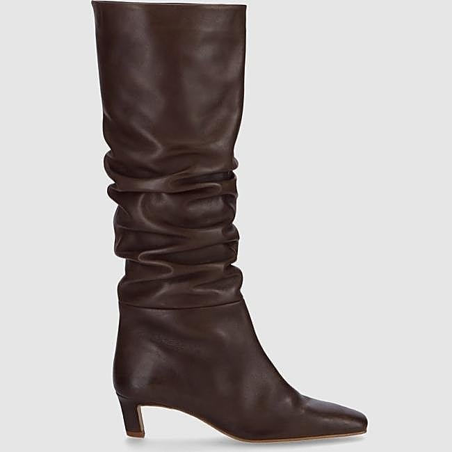 Botas marrones de piel con caña fruncida de Alohas, 280 euros.