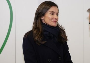 El look de la reina Letizia para un día de nieve en Madrid: abrigo de corte masculino y sus mocasines de confianza