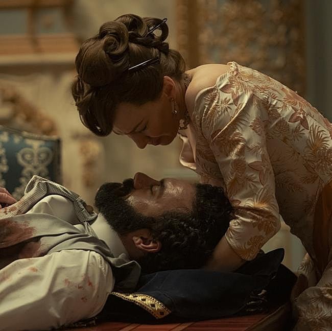 Carrie Coon y Morgan Spector como Bertha y George Russell en el momento que podría haber marcado su matrimonio.