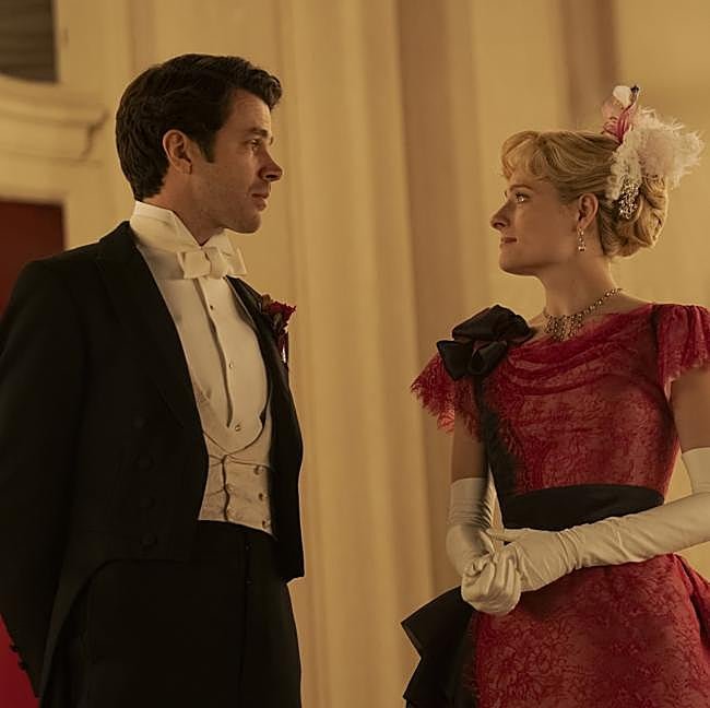 Harry Richardson y Louisa Jacobson como Larry y Marian en una imagen del último episodio de La edad dorada.