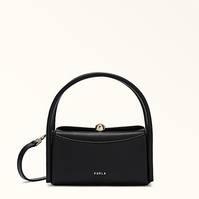 Bolso Boston negro de asa corta de Furla, 250 euros.