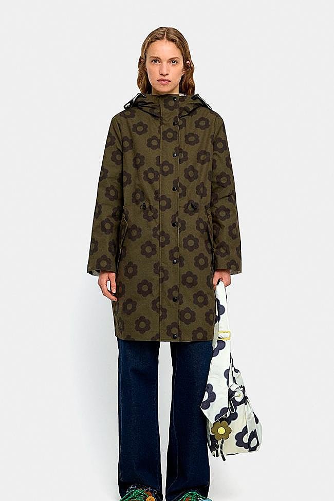 Chaqueta con detalles de flores y capucha en Parfois.