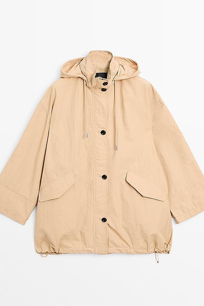 Chaqueta en beis con capucha de Massimo Dutti.