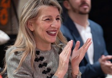 Yolanda Díaz derrocha elegancia con el vestido de rebajas perfecto para ir elegante a la oficina