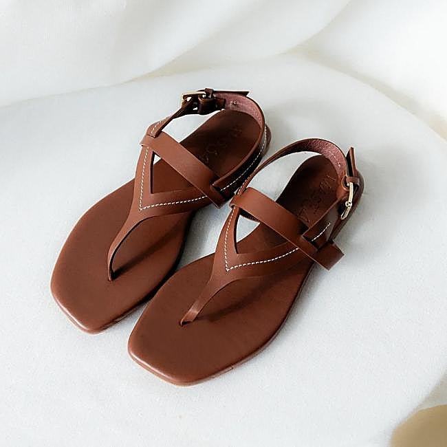 Sandalia plana en marrón de Mas34.