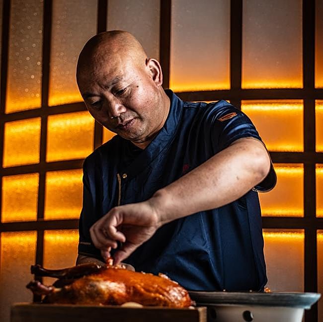 El plato estrella de Le Chinois es el pato laqueado suflado.