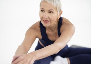 Elevación de piernas lateral tumbada, el ejercicio fácil que te hará mejorar la fuerza y control de tu cadera a los 60