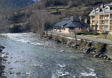 El pueblo desconocido del Pirineo aragonés que parece sacado de un cuento: calles empedradas, una cascada y vistas a la montaña
