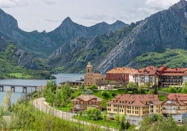 Este pueblo increíble está en los espectaculares fiordos leoneses y tiene el columpio más famoso de España