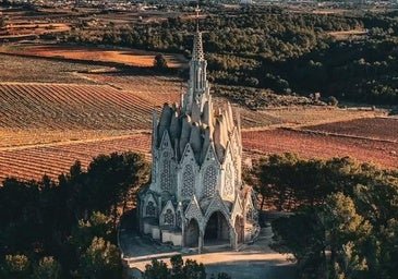La otra Sagrada Familia está en el pueblo de Tarragona donde puedes ver un santuario modernista o un castillo medieval