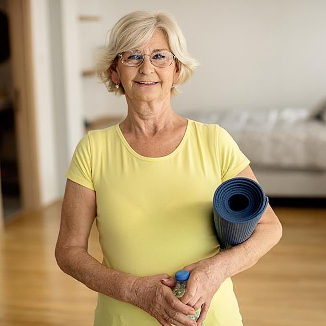 Mujer haciendo ejercicio en casa.