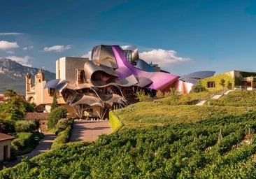 Los amantes del tapeo serán felices en este pueblo monumental de la Rioja Alavesa: palacios, bodegas sorprendentes y el hotel hermano del Guggenheim