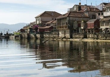 Este es el pueblo marinero con más encanto de las Rías Baixas: cruceiros, brujas y la mayor concentración de hórreos de Galicia
