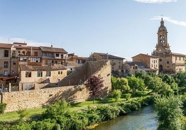 Este es el pueblo desconocido de La Rioja perfecto para una escapada rural: viñedos, calles medievales y un castillo